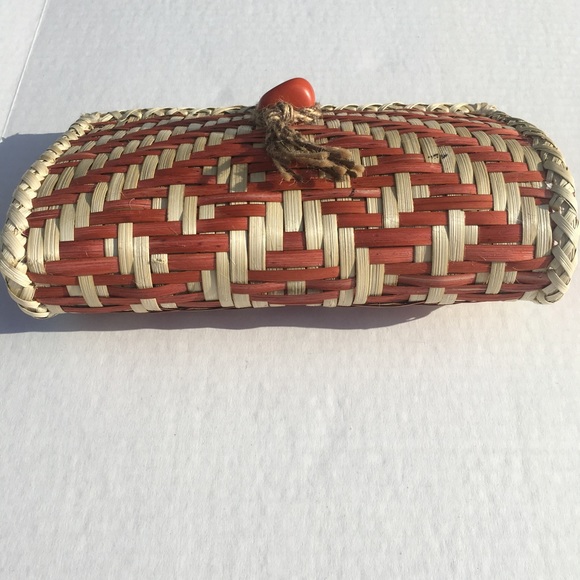 Rattan Woven straw clutch with stone clasp - Picture 6 of 8
